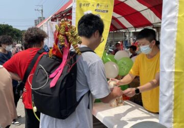 甲文青「與神同行」挺大甲媽　百杯熱門飲品被搶翻