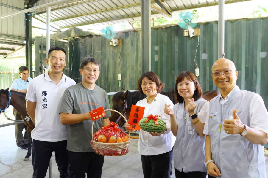 嘉市樂齡馬術伴長輩培養好肌力　黃敏惠送「月子禮」祝榮譽市馬lulu添丁