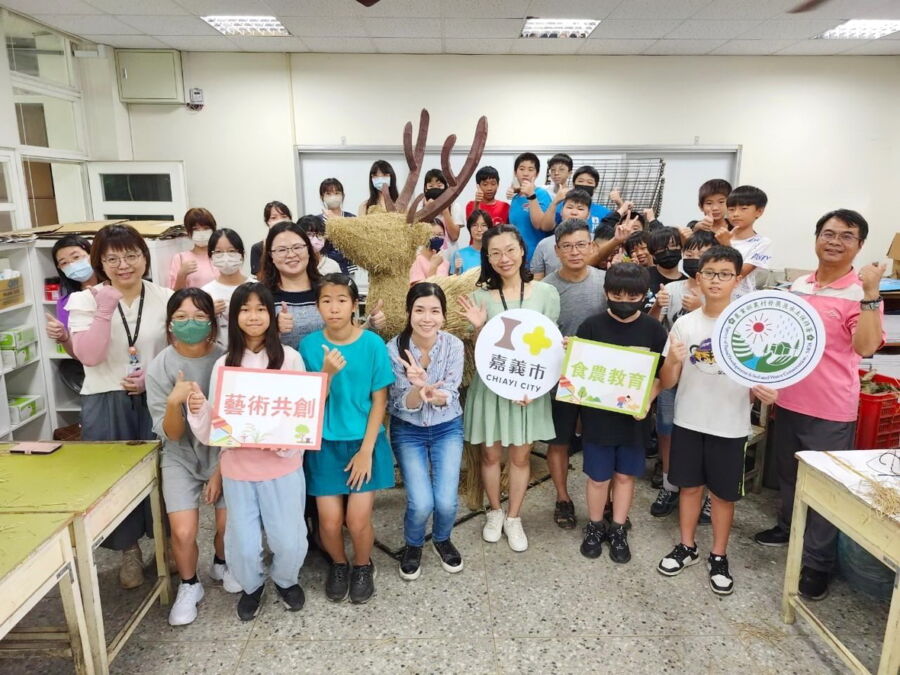 嘉義市食農創作暑期營　大型稻草梅花鹿作品吸睛