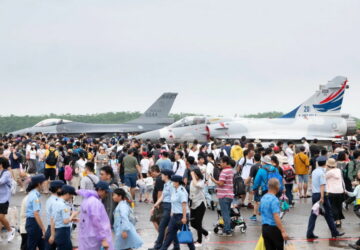 空軍嘉義基地營區開放　吸引上萬民眾一睹國軍風采
