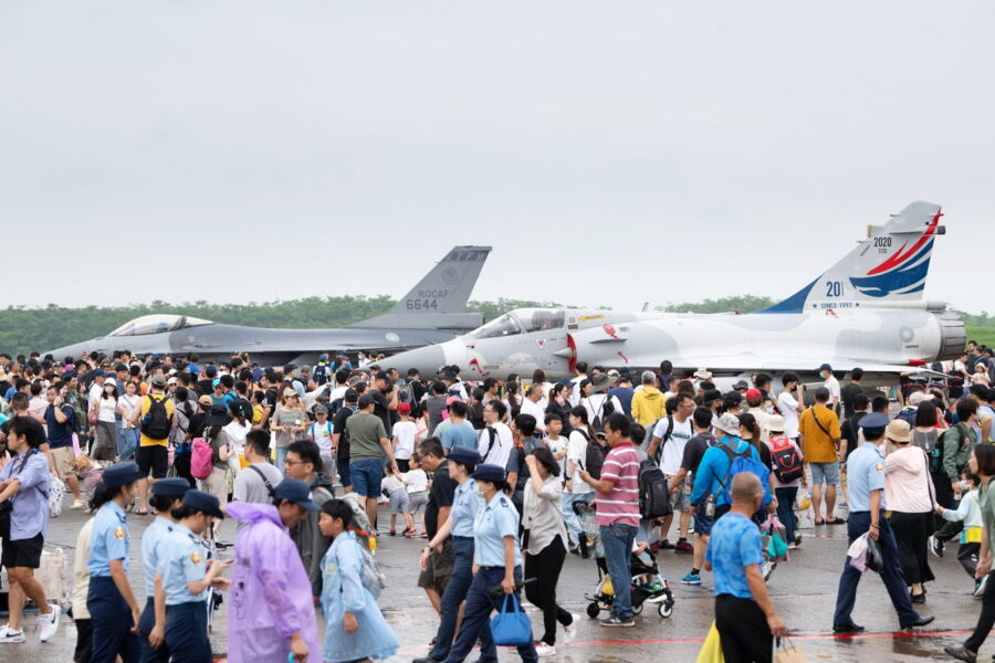 空軍嘉義基地營區開放　吸引上萬民眾一睹國軍風采