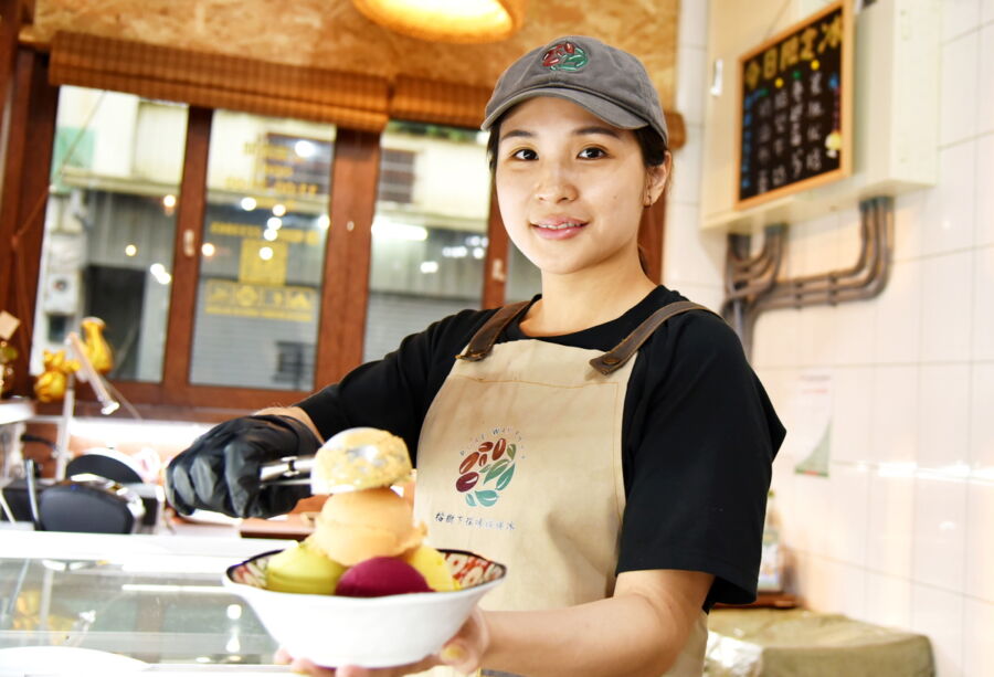 勞動部創貸助攻！8年級女生賣綿綿冰成人氣夯店