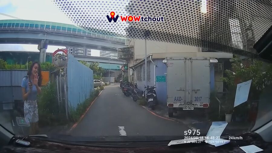 最正三寶險釀車禍！她衝出馬路「甜美一笑」　駕駛看完氣消了