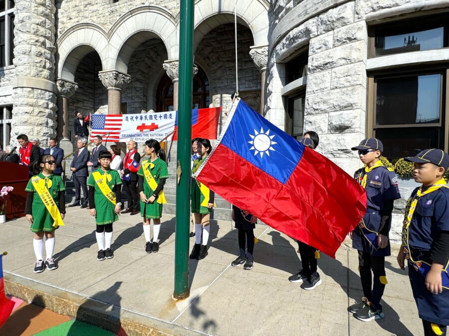 林肯幼兒園執行長參加紐約雪城市府國慶升旗滿滿的感動