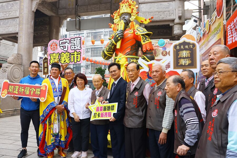 嘉義城隍廟新地標「天衛機神」啟用　黃敏惠寫心願卡為百工百業祈福