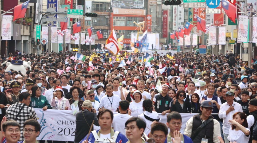 嘉市國際管樂節踩街嘉年華熱鬧登場　49支國內外團隊噴水圓環出發　