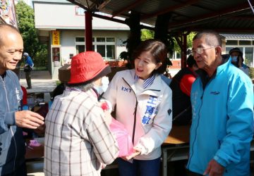 立委王育敏攜手里長贈年菜送暖　年貨大街掃街拜年增喜氣