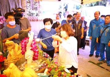 佛光山圓福寺慶祝佛誕節　嘉義市長黃敏惠浴佛祈福