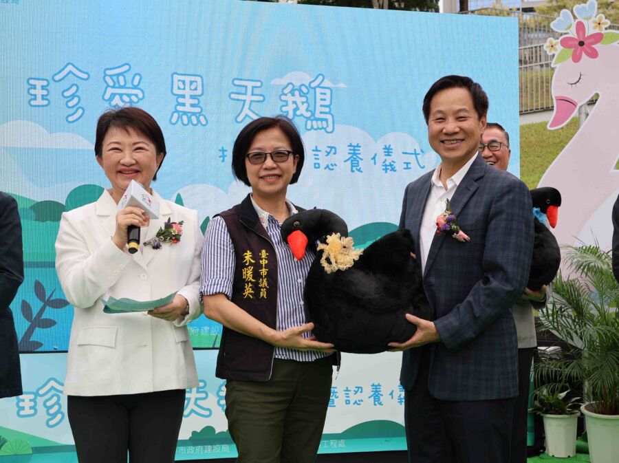 盧媽媽送黑天鵝「陪讀」東海大學新生　9月一起入學成最萌大一