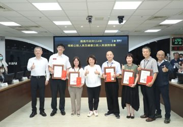 嘉市表揚模範及績優公務人員　黃敏惠期許跨域整合推動城市再造