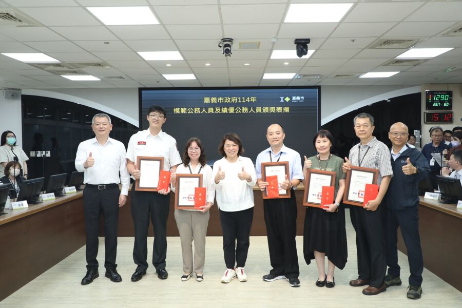 嘉市表揚模範及績優公務人員　黃敏惠期許跨域整合推動城市再造