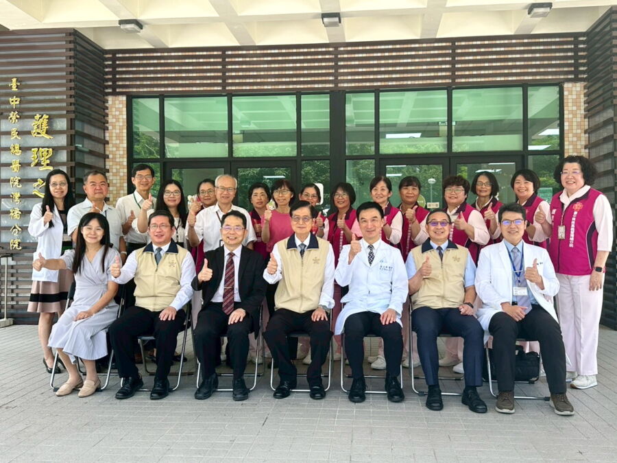 輔導會主委嚴德發視導灣橋分院慰問榮民眷　肯定醫療團隊付出