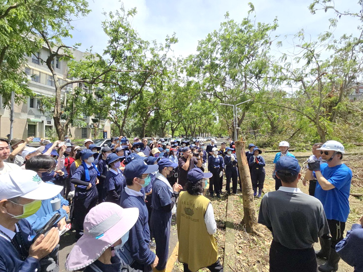 慈濟協助中正大學　150人心手相連災後整理