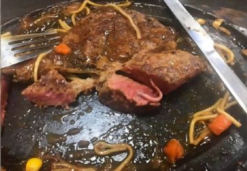 牛排驚見「白色管狀物」！專家解答：其實是正常的小血管，非寄生蟲