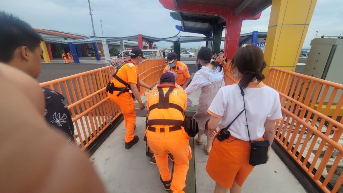 澎湖返布袋旅客船上突發昏迷　海巡署攜手消防搶救送醫
