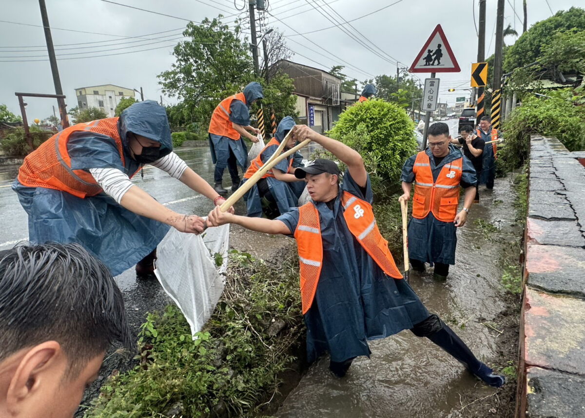 災後最溫暖的力量！民進黨志工隊挺進台南、幫災民清家園
