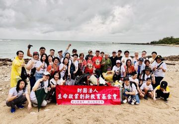 生命啟蒙號召淨灘行動！黃振輝、呂秀金攜手洪輝祥守護後灣陸蟹
