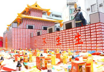 嘉義城隍中元祭盛大登場！7500張2千元紙鈔堆城門超吸睛