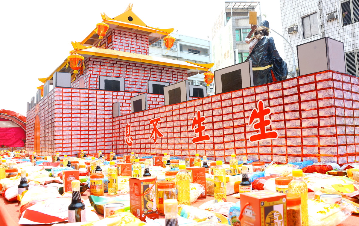 嘉義城隍中元祭盛大登場！7500張2千元紙鈔堆城門超吸睛