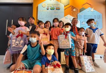 黃振輝與呂秀金暖心送愛　生命啟蒙教育基金會捐贈藍迪之家