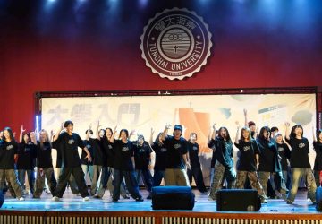 東海開學典禮湧3千新生　校長張國恩勉ai時代勇敢揮棒