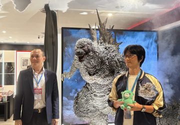 《哥吉拉-1.0》等身雕像點燈！萬獸之王正式降臨信義a11專賣店