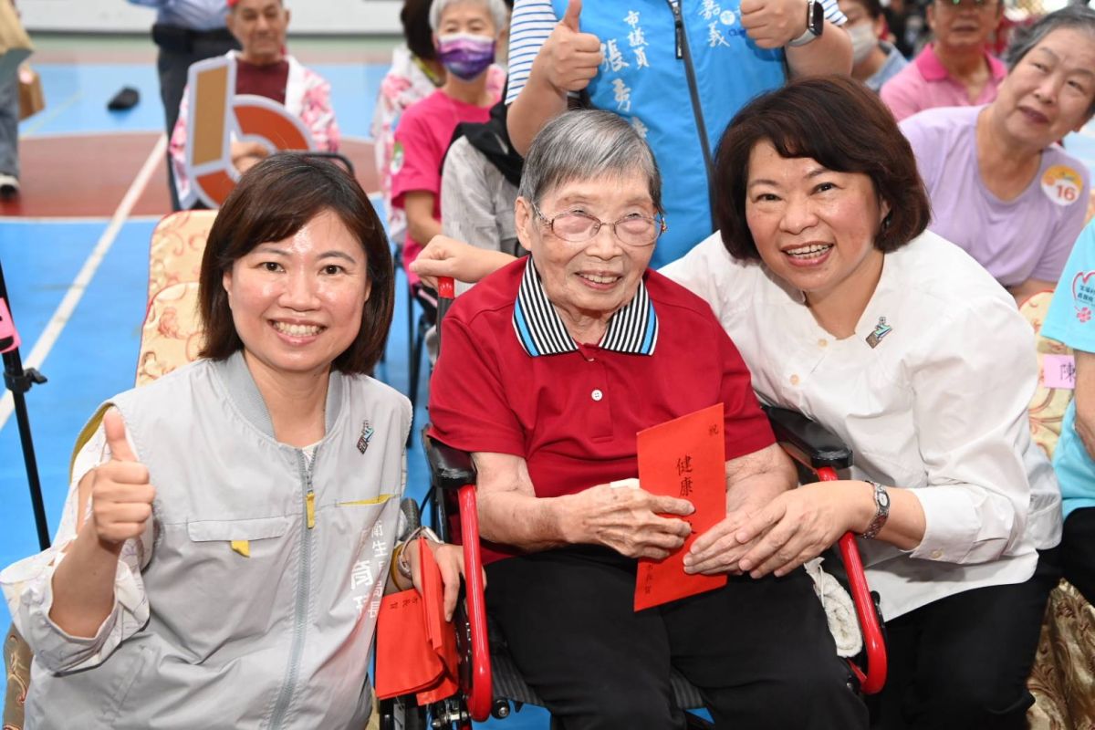 嘉市「桃義身心‧壯遊諸羅長者運動會」登場 市長黃敏惠到場加油