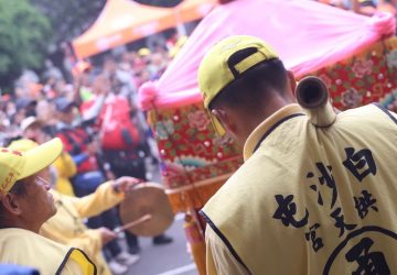 白沙屯媽祖新北祈福！劉和然點起馬炮　江怡臻陪萬人遶境