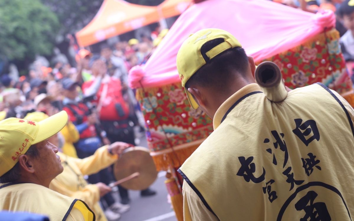 白沙屯媽祖新北祈福！劉和然點起馬炮　江怡臻陪萬人遶境