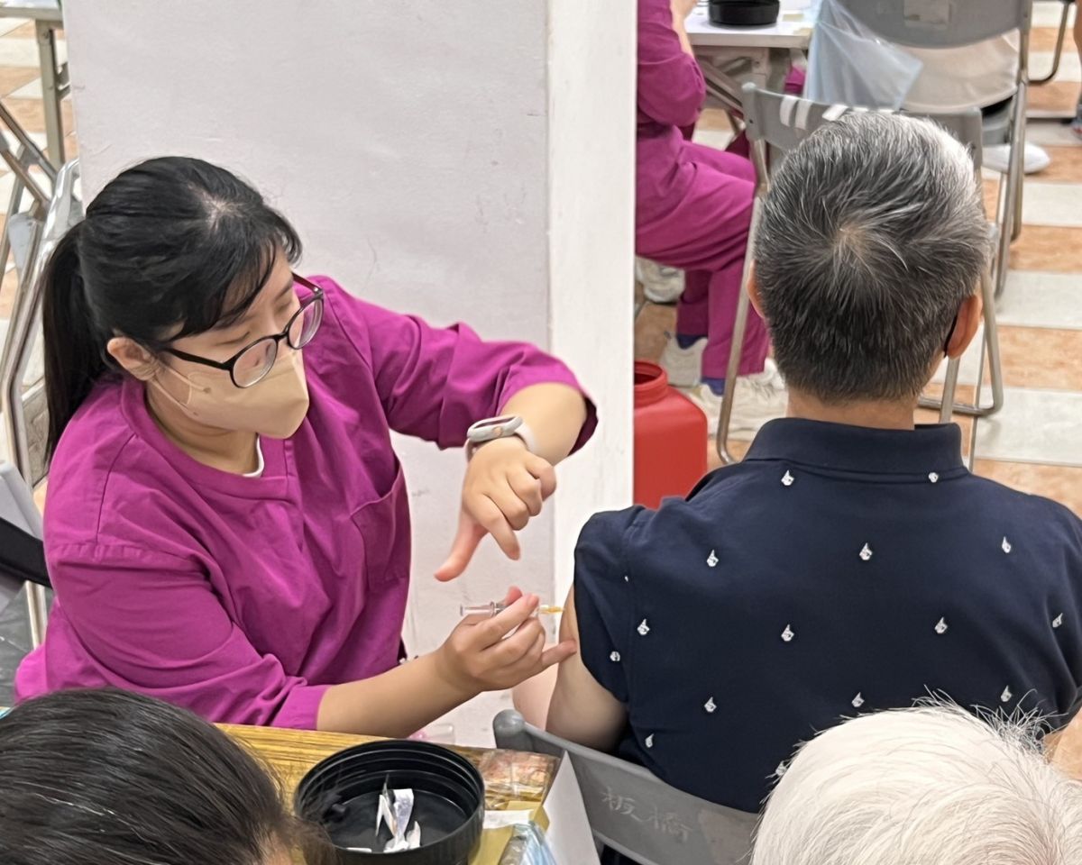 新北推「左流右新」接種站 長者打疫苗抽iphone-17