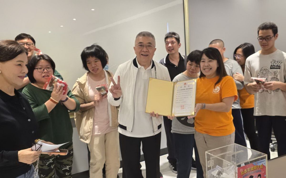 陳信利點亮仁義重劃區　聖誕送暖凝聚最溫暖大家庭