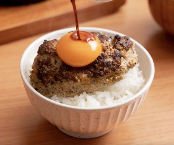 聖誕跨年必吃！南港lalaport掀炭火漢堡排熱潮　米與多蜜推35天「送蛋快樂」儀式感企劃