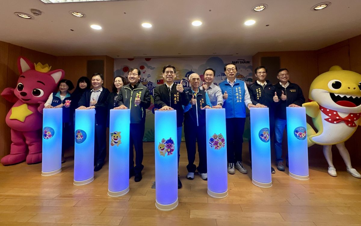 板橋435元旦升旗趣味健走　碰碰狐鯊魚寶寶陪迎新年