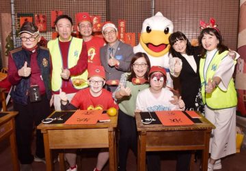 墨香最吸金！逸鵝書屋書法攤位成公益聖誕趴人氣王