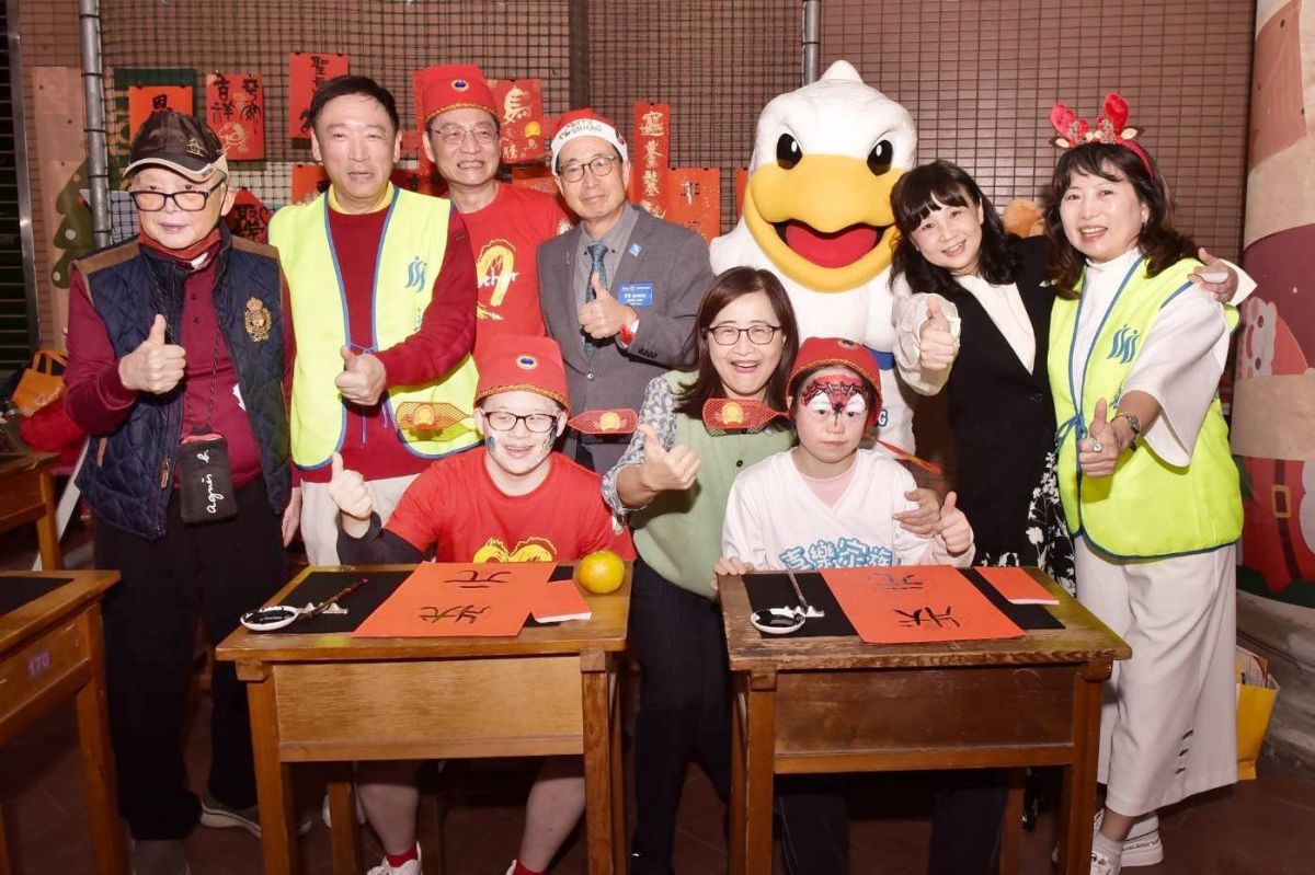 墨香最吸金！逸鵝書屋書法攤位成公益聖誕趴人氣王