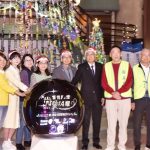 華朋扶輪社環保聖誕點燈　松山社大陪伴喜樂家族暖過節