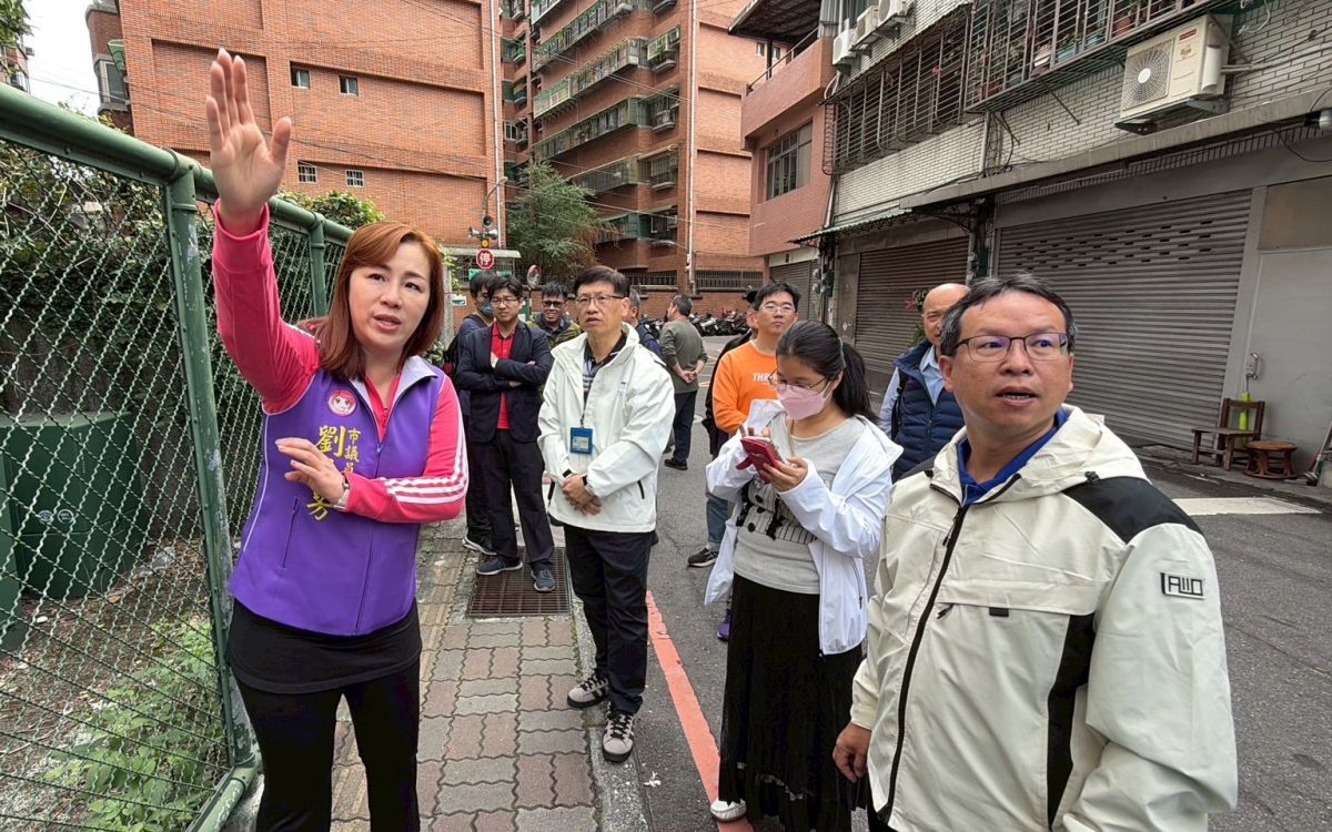 實踐國小通學路藏危機　劉美芳促拓寬人行道護學童