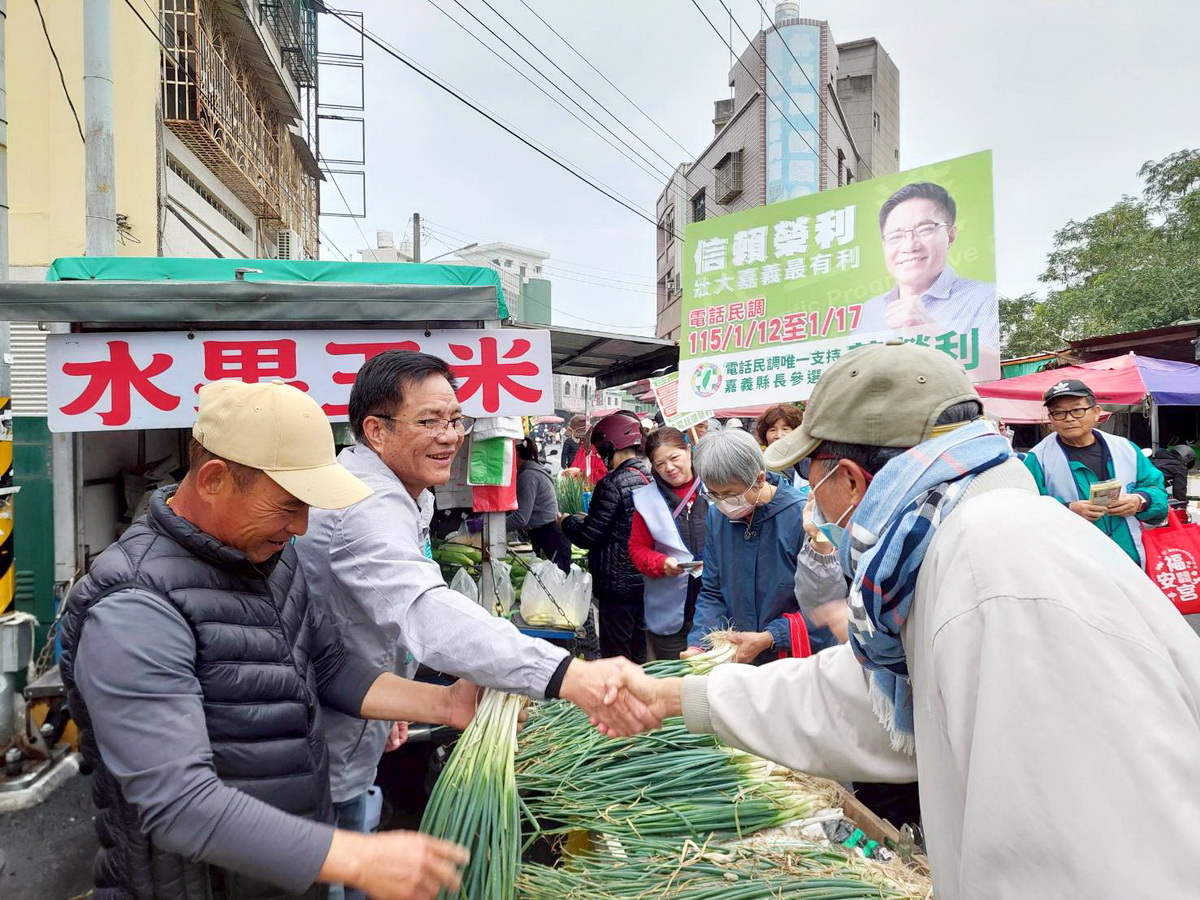 民進黨嘉義縣長初選白熱化　黃榮利走入市場與鄉親搏感情