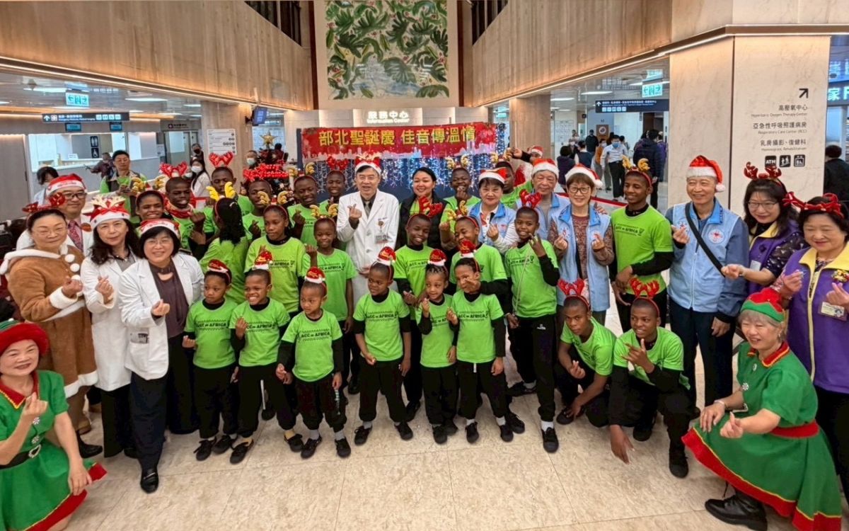 非洲童聲唱進醫院　臺北醫院聖誕傳愛溫暖病友人心間
