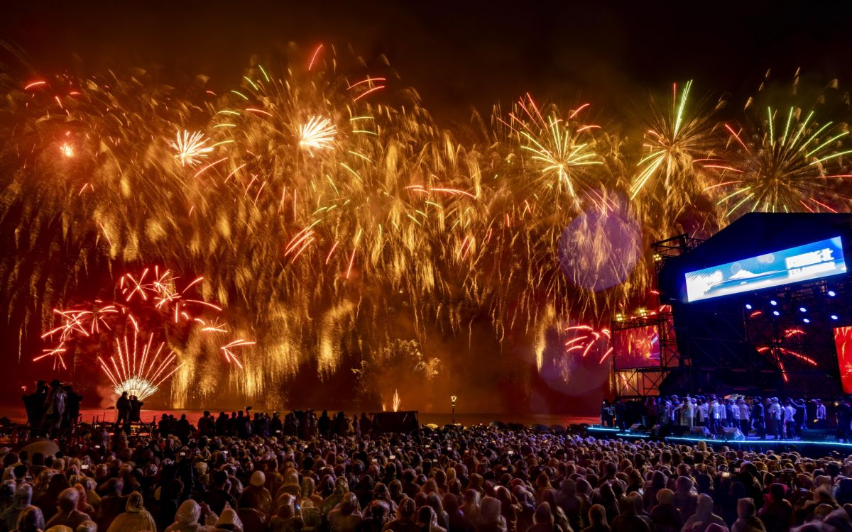 雨中跨年不減熱情　新北1314跨河煙火照亮淡水八里