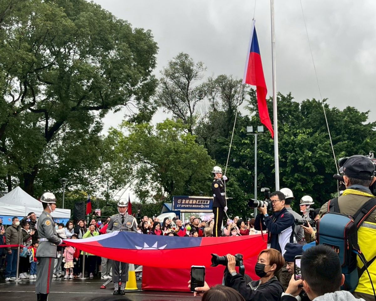 新北元旦升旗健走迎新年　八千市民齊唱再出發