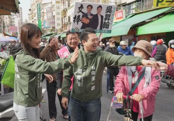 菜價崩盤不缺席　吳昇翰新北送8千顆高麗菜挺農民