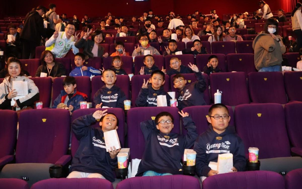 《冠軍之路》包場觀影　翁震州攜手學童重溫棒球榮耀