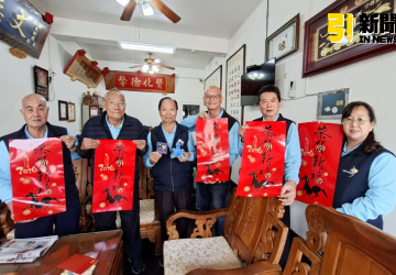 嘉義文財殿喜迎馬年　贈送錢母、孔雀吊飾、絨毛娃娃