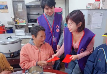 大寒低溫襲台！-柯莉絲汀赴人安嘉義站發放紅包傳遞關懷