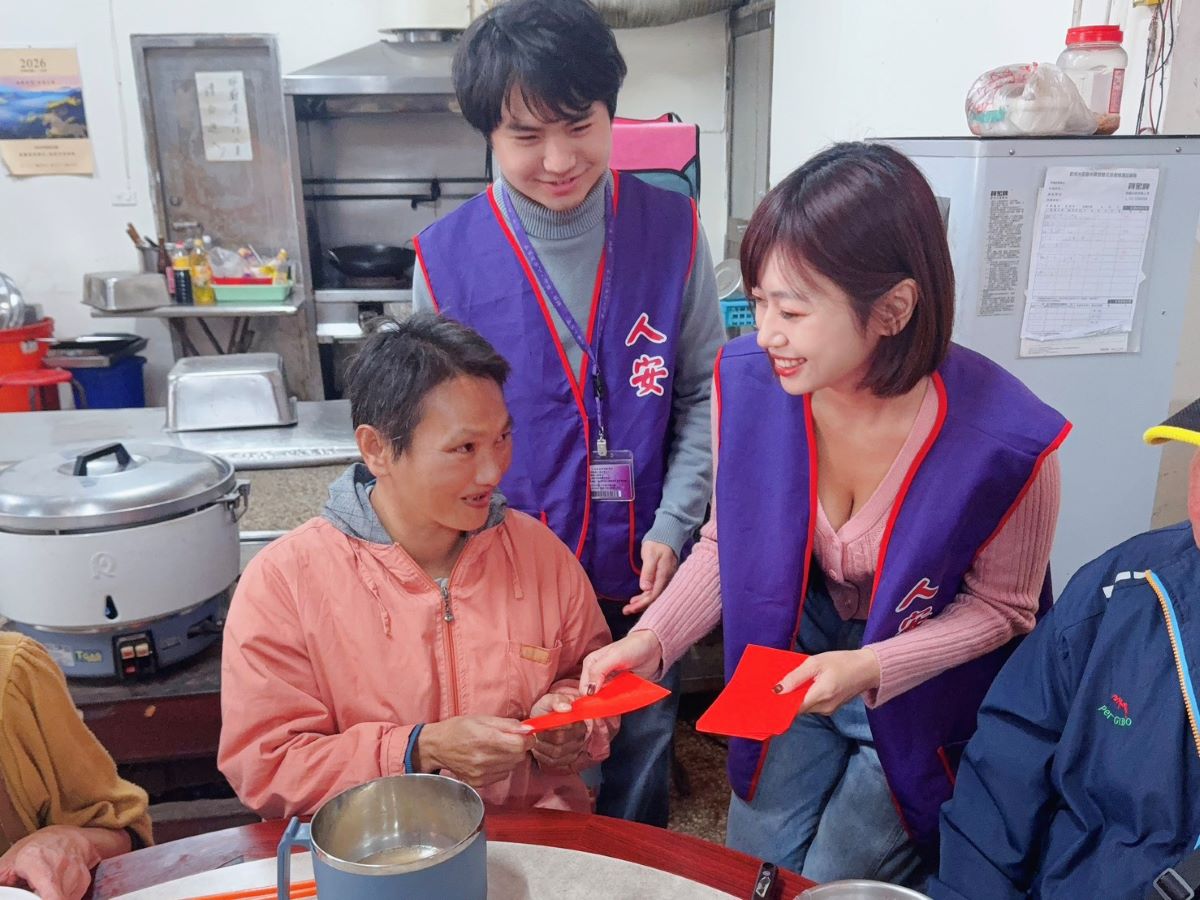 大寒低溫襲台！-柯莉絲汀赴人安嘉義站發放紅包傳遞關懷