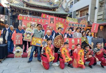 嘉義城隍廟推出「馬年吉祥-超越巔峰」　錢母吊飾與民眾結緣