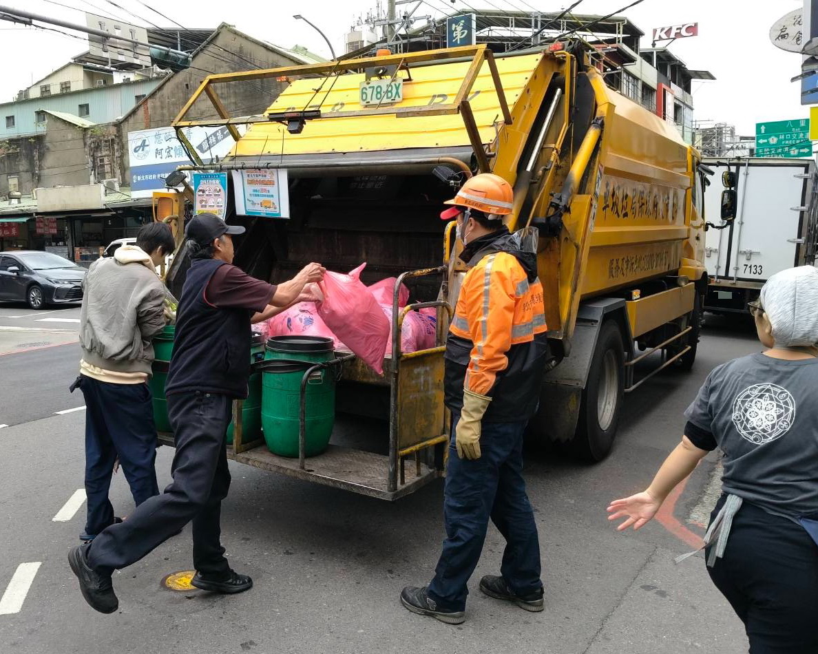 春節垃圾收運一次看　新北小年夜加班、初一至初三停收