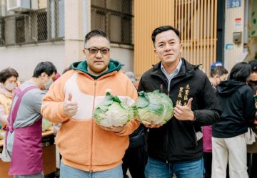 菜價崩跌農民苦　三重陳信利、陳怡榮換菜公益行活動