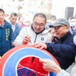 侯友宜彩繪燈籠迎新年　新莊慶元宵傳承百年文化